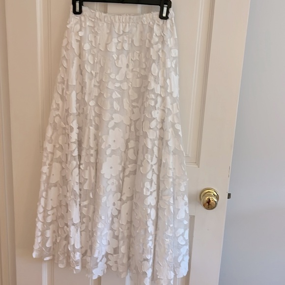 Long, pretty floral appliquéd, elastic waist skirt - Picture 2 of 3